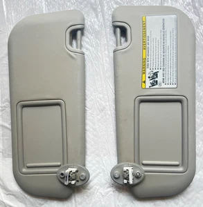 2019-2023 Toyota RAV4 Illuminated Sun Visors Set GRAY Color Excellent Condition - Foto 1 di 3
