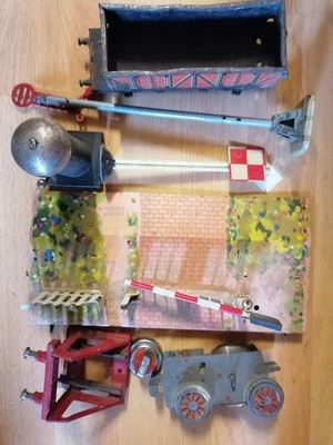 Lot accessoires train électrique ancien JEP Hornby passage à niveau signal - Photo 1/4