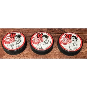 Lot 3 Vintage 96 - 97 Red Wings Hockeytown Pucks: Delvecchio; Shanahan; Redmond - Bild 1 von 2