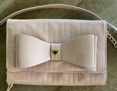 Diseñador Betsy Johnson Patente Rosa Arco Bolso Cartera Corazones Dorado Forro Floral Foto 1 de 4