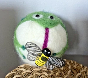 NEEDLE FELTED FAT FROG WITH BUG-HANDCRAFTED NEEDLE FELTED WOOL FROG WITH TONGUE - Picture 1 of 4