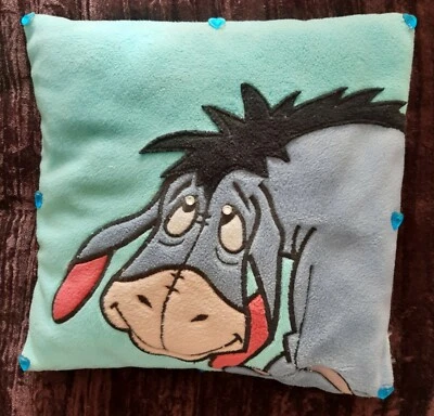 Pequeño cojín cuadrado azul de Disney Eeyore con piedras de corazón turquesa Foto 1 de 4