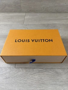 Louis Vuitton Caja de Regalo Vacía 8.5” x 5.5” x 2” con Tirador Auténtico Billetera - Imagen 1 de 7
