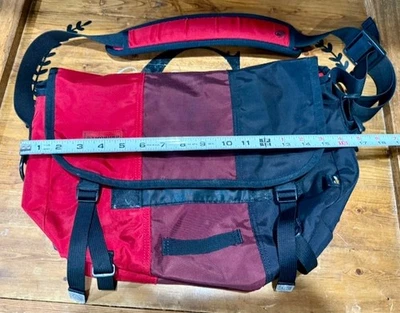 Bolsa carteiro Timbuk2 KDS14 clássica tamanho pequeno vermelha/preta - Imagem 1 de 4