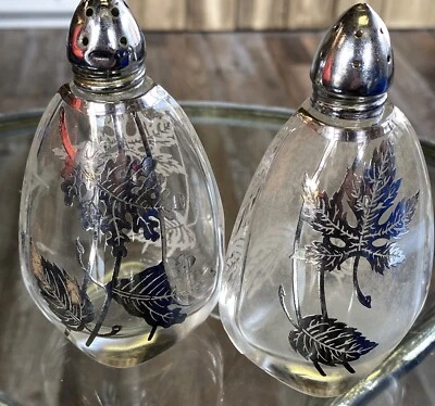 Coctelera de sal/pimienta de vidrio con superposición metálica de hoja de otoño de plata vintage Foto 1 de 4