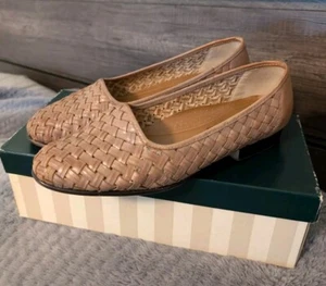 Zapatos planos para mujer Naturalizer Checker de cuero topo talla 7M marrón usados en excelente estado - Imagen 1 de 6
