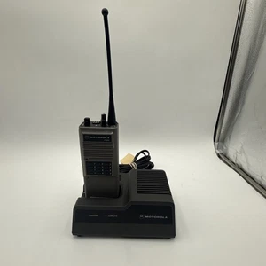 MOTOROLA HT600 H44SVU7160CN RADIO BIDIREZIONALE UHF con caricatore NTN4633C - TESTATA FUNZIONANTE - Foto 1 di 23