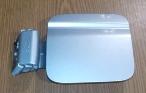 Kia Spectra 2006 puerta de llenado de combustible de gasolina (4 puertas) 69510-2F001 fabricante de equipos originales - plateado - Imagen 1 de 5