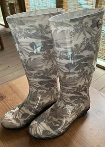 UGG Womens boots size 6 nwot Bought new @ $80 Perfect Condition Mixed Neutral - Picture 1 of 10