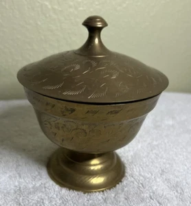 Messing Schmuckschatulle mit Fuß und Deckel Indien Boho geätzt 6" hoch dekorativ Vintage - Bild 1 von 7