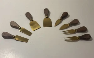 Utensilios de charcutería 8 piezas tono dorado asas de madera tenedor de queso cuchillo espátula - Imagen 1 de 8