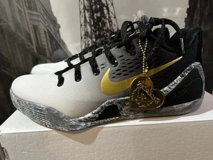 Nike Kobe 9 Elite Low EM Protro Mambacita Gigi taglia 9 uomo SPEDIZIONE IMMEDIATA A MANO - Foto 1 di 10