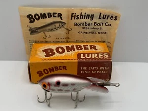 VINTAGE BOMBER LURES BABY BOMBER LURE WITH BOX 200 SERIES COLOR 240 SILVER SHAD - Picture 1 of 14