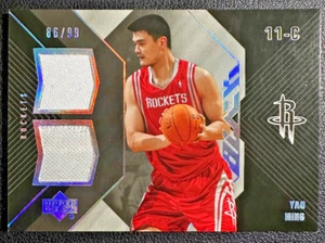 Camiseta deportiva parche usada en juegos YAO MING 2006-07 Upper Deck UD negra materiales dobles 86/99 - Imagen 1 de 2