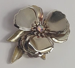 Gold Tone Metal Flower Rhinestone Arora Borealis Core Vintage Brooch Pin - Picture 1 of 7