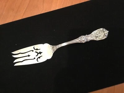 RARO TENEDOR DE SERVIR CAÑA Y CARTÓN ANTIGUO SÓLIDO DISEÑO BAYAS SIKVER SIN RE Foto 1 de 4