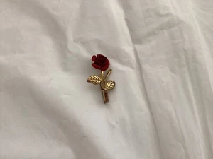 Spilla da bavero VINTAGE aperta fiore rosa rossa spilla rossa foglie stelo tono oro - Foto 1 di 6