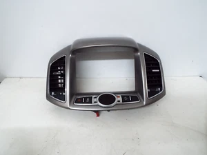 PANEL CENTRAL CHEVROLET CAPTIVA CON RELOJ DSG BOTÓN HAZZARD INTERRUPTOR 2010-2015 - Imagen 1 de 7
