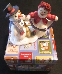 RAGGEDY ANN & ANDY SIMON SCHUSTER PUPAZZO DI NEVE "AMICI PER SEMPRE" FIGURA IN SCATOLA - Foto 1 di 2