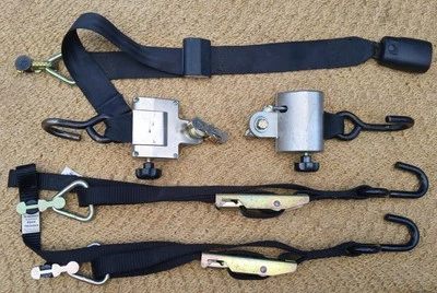 Q'Straint (2) gancho retráctil / (2) ganchos de piso de trinquete / cinturón de seguridad de piso Foto 1 de 4