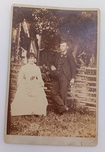 Vintage Kabinettkarte eines jungen Paares von Dunlap Photography in Gilman, Iowa - Bild 1 von 5