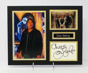 Exhibición de fotos firmada y montada por John BISHOP + Certificado de autenticidad del distribuidor Dr Who Companion Dan - Imagen 1 de 1