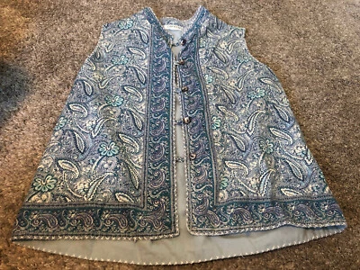 Colete feminino Orvis azul claro paisley com botões - Imagem 1 de 4