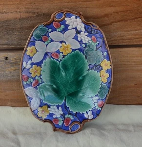 "Antiguo plato de mayólica sueca Gustafsberg hoja de uva y fresa de 11"" x 8""" - Imagen 1 de 12