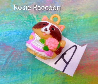 Joyería perfumada para casa de muñecas Charmkins *Rosie mapache Charmkin* coleccionistas como nueva A Foto 1 de 4