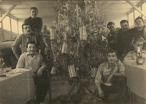 PHOTO ANCIENNE - VINTAGE SNAPSHOT - HOMME SOLDAT SAPIN DE NOËL DRÔLE - CHRISTMAS - Picture 1 of 1