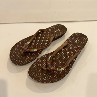 Chinelos femininos Clarks 65677 marrom couro sintético brisa mar biqueira aberta EUA 9 MUITO BOM ESTADO - Imagem 1 de 4