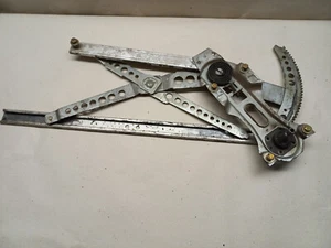 BMW E28 FRONT RIGHT MANUAL WINDOW LIFTER / REGULATOR 18679040 - Picture 1 of 8