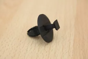 WINDSCREEN SCUTTLE / FINISHER RETAINER CLIP - Jaguar X-Type / XJ X350 2001-2010 - Picture 1 of 3