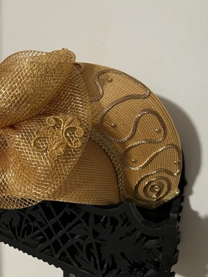 Sombrero Derby Iglesia Dorado Brillante Boda Tul De Colección Foto 1 de 4