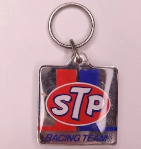 Llavero de colección años 80 STP Racing Team NASCAR llavero deportes de motor aceite pequeño acrílico - Imagen 1 de 3