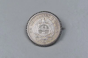 GUERRA DEL CINGHIALE SOUVENIR BRITANNICO SUDAFRICANO 21/2 SCELLINI MONETA ARGENTO SPILLA -PINBAC - Foto 1 di 7