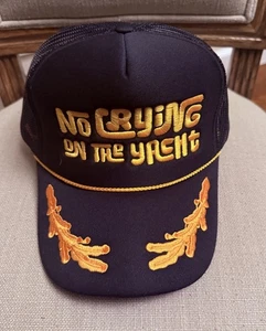 Lustige Truckermütze "No Crying On The Yacht" Geschenk schwarz Netz Druckknopflasche Einheitsgröße - Neu mit Etikett - Bild 1 von 7