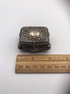 Antigua caja de tabaco plateada Foto 1 de 4