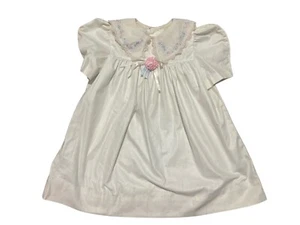 Vintage Babykleid ohne Marke weiß Schnürkragen mit Blumenstickerei - Bild 1 von 12