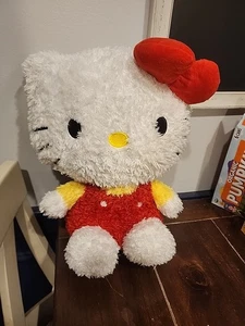 Sanrio Hello Kitty Jumbo 16 Zoll Plüschpuppe gelb rot Overall zottelig flauschig Kissen - Bild 1 von 4