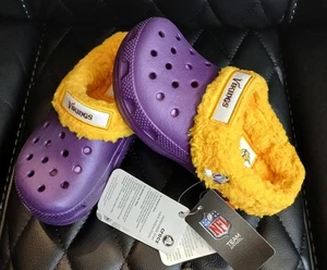 ZAPATO CROCS KIDS MINNESOTA VIKINGS CAYMAN CLÁSICO FORRADO DE MAMUT ~ J 2 W 4 ~ NUEVO - Imagen 1 de 5