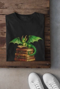 Fantasy Buch Drache Shirt grüner Drache auf Büchern Leseliebhaber Grafik Unisex T-Shirt - Bild 1 von 7