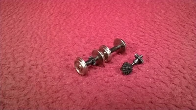 HO AHM 24 TON GE CENTER CAB DIESE SWITCHER - WHEELS & CHASSIS GEARS - GOOD - Image 1 of 2