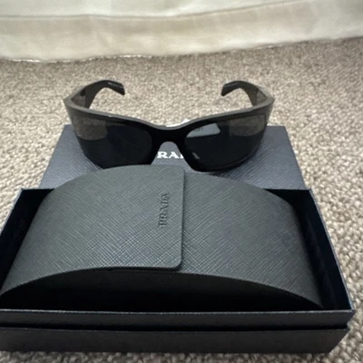 Gafas de sol Prada negras envolventes A19S 1AB5S0 para hombre Foto 1 de 4