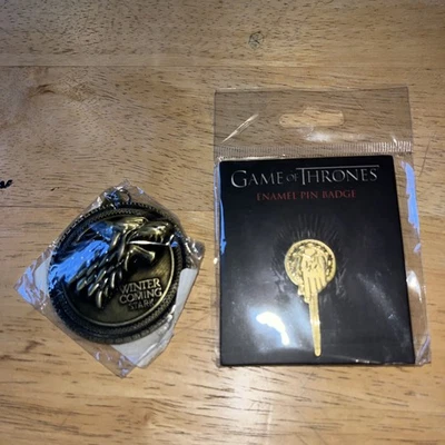 Game Of Thrones Keyring & Pin Badge Hand Of The King Badge & Stark Keychain GOT - Immagine 1 di 4