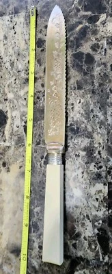 🔎VTG BAKELITE HANDLED BRIGHT CUT SILVERPLATED SERRATED BACK EDGED CAKE KNIFE🍰 - Image 1 of 4