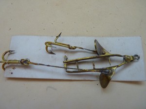 VINTAGE HARDYS CROCODILE BAIT MOUNT IN GOLD. SALMON FISHING.
