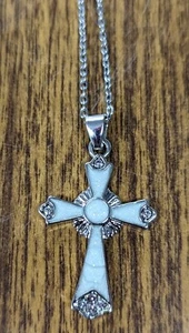 Schöner Silber und weißer Feueropal Kreuz Anhänger. Kostenloser Versand - Bild 1 von 2