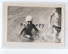 A255 Photo Originale vintage snapshot: Enfants-fille avec bonnet-mer-mouvement 