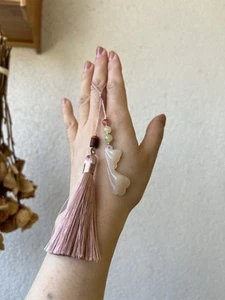 Ręcznie robiony charm torebki z ręcznie rzeźbionym różowym hetyjskim jadeitowym garnkiem lotosu, 手雕红粉和田玉莲蓬包挂 - Zdjęcie 1 z 10